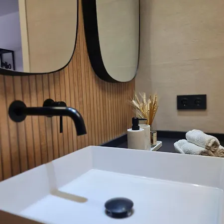 In The Center Of アパート *